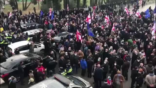 Mahkeme önünde toplanan Saakaşvili destekçilerine polis müdahalesi