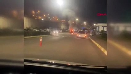 Havalimanında korku dolu anlar! Taksi alev alev yandı