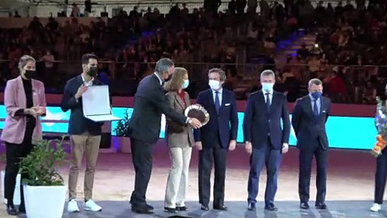 La infanta Elena, emocionada al recibir un premio sin el apoyo de sus hijos