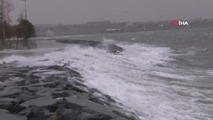 Avcılar Sahili'nde dev dalgalar oluştu