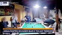 Criminosos assaltaram um bar durante um torneio de sinuca em Santa Catarina. Os bandidos renderam os jogadores e levaram mais de R$ 20 mil, além de relógios e celulares.