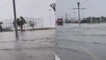 İzmir'de deniz taştı; sular tramvay hattını doldurdu