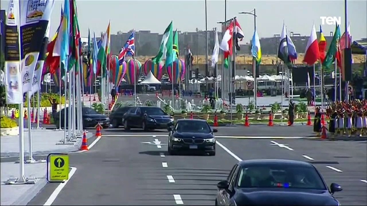 شااهد لحظة وصول الرئيس السيسي معرض مصر الدولي ل...