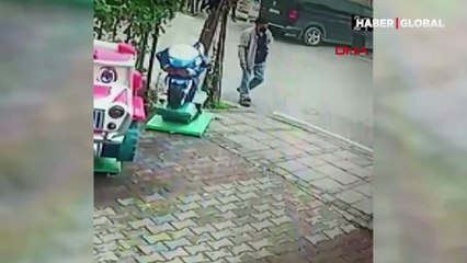 Çekmeköy'de bir saldırgan babasını sokak ortasında sopayla dövdü