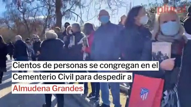 Cientos de personas se congregan en el Cementerio Civil para despedir a Almudena Grandes
