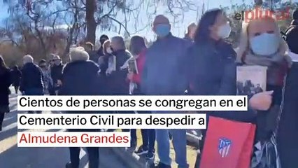 Скачать видео: Cientos de personas se congregan en el Cementerio Civil para despedir a Almudena Grandes