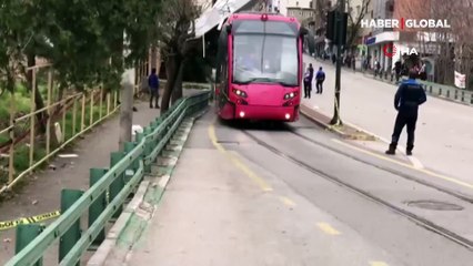 Bursa'da uçan çatı tramvay durağındaki tellere takıldı, uçak iniş yapamadı