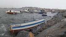 Lodos nedeniyle pendik'te 2 balıkçı teknesi battı