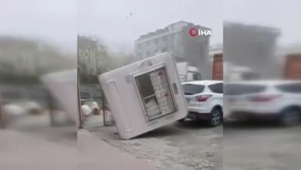 İstanbul'da 130 km'yi bulan fırtına güvenlik kulübesini içindeki görevliyle beraber uçurdu