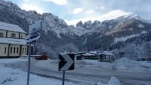 Nevicata sulle Dolomiti bellunesi, gatti delle nevi in azione a Falcade