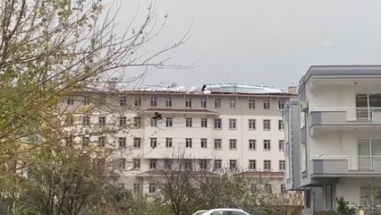 Tire KYK yurdunun çatısı uçtu