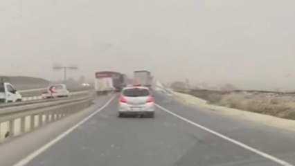 Çatalca'da lodos TIR'ları böyle devirdi