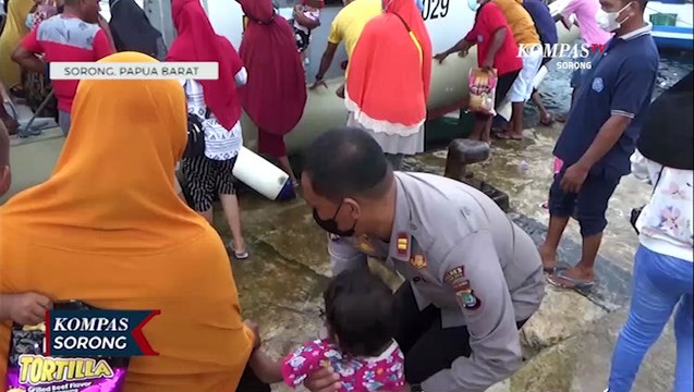 Anggota Polres Sorong Kota Jemput Warga Percepat Vaksinasi