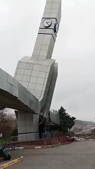 Lodos önüne geleni yıkıp geçiyor! Saat kulesinin devrilme anı kamerada