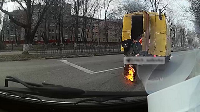 Un départ de feu à l'arrière d'une camionnette avec deux personnes dedans