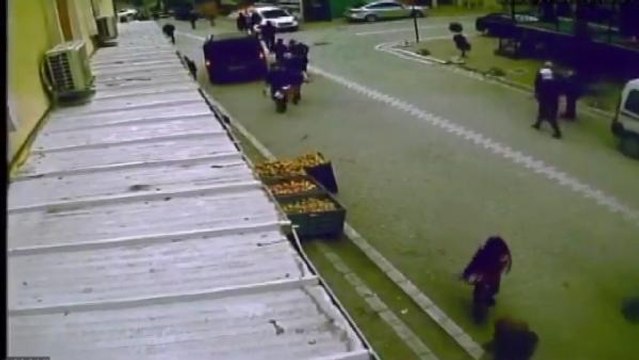 ESENYURT'TA LODOSLA CADDE SAVAŞ ALANINA DÖNDÜ; ÇOK SAYIDA KİŞİ YERE DÜŞTÜ