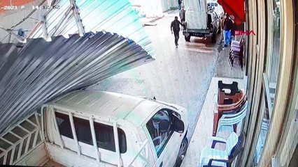 EDİRNE'DE LODOS SAC LEVHALARI YOLA DEVİRDİ BİR KİŞİ SON ANDA CANINI KURTARDI