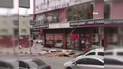 Arnavutköy'de çatının uçtuğu anlar kamerada