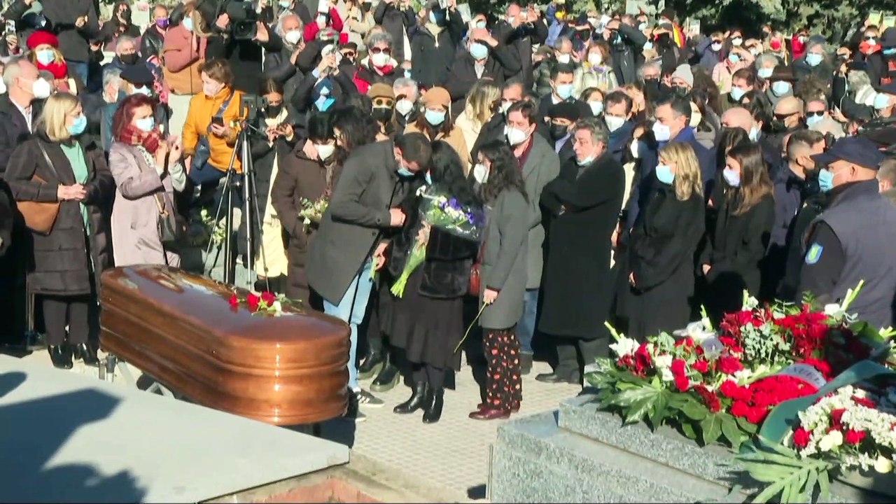 Imágenes de dolor y emoción en el multitudinario último adiós a Almudena Grandes