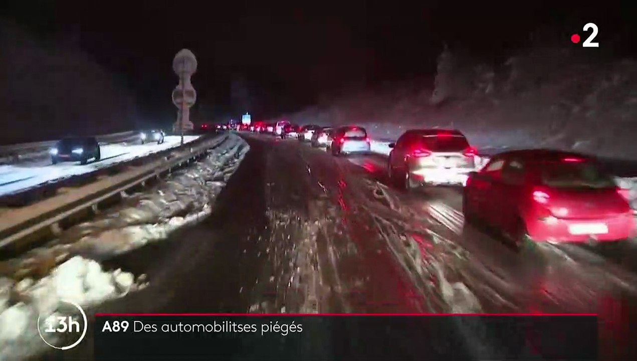 Neige : des centaines d'automobilistes piégés durant la nuit sur l'autoroute A89