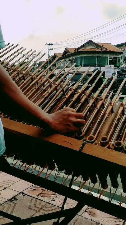 BUIH JADI PERMADANI VERSI ANGKLUNG
