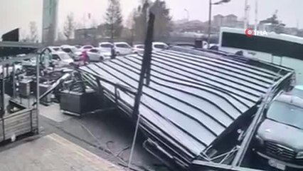 Bağcılar'da kafenin çatısı araçların üzerine böyle uçtu