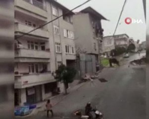 Avcılar'da binanın çatısı yola uçtu, motosikletli kaçmak yerine izledi