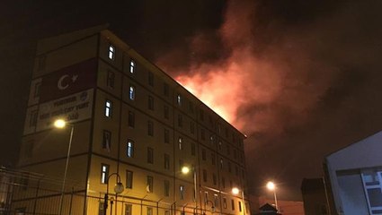 5 katlı öğrenci yurdunun çatısında tadilat sırasında yangın çıktı