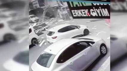 Son dakika haberleri | Beylikdüzü'nde binanın çatısının insanların üzerine düştüğü anlar kamerada