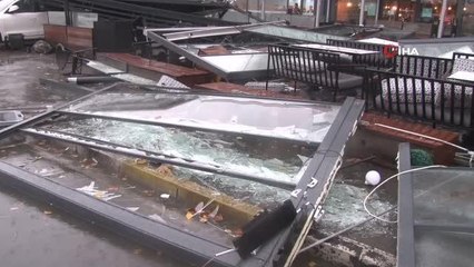 Bağcılar'da kafenin çatısı araçların üzerine uçtu