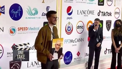 إسلام عبد الملك حفيد أحمد خليل على السجادة الحمراء للقاهرة السينمائي وهذا مافعله