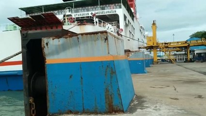 Cuaca Buruk, Sejumlah Kapal di Pelabuhan Merak Gagal Sandar hingga Tabrak Dermaga