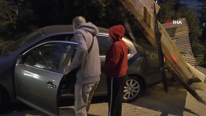 Otomobilin içerisinde bekliyordu, çatıdan kopan parça aracın üzerine düştü