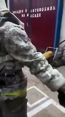 Un pompier russe couvert de glace en Sibérie