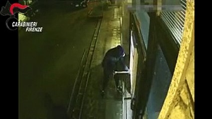 Assalto ai bancomat, i video: esplosioni, poi la razzia