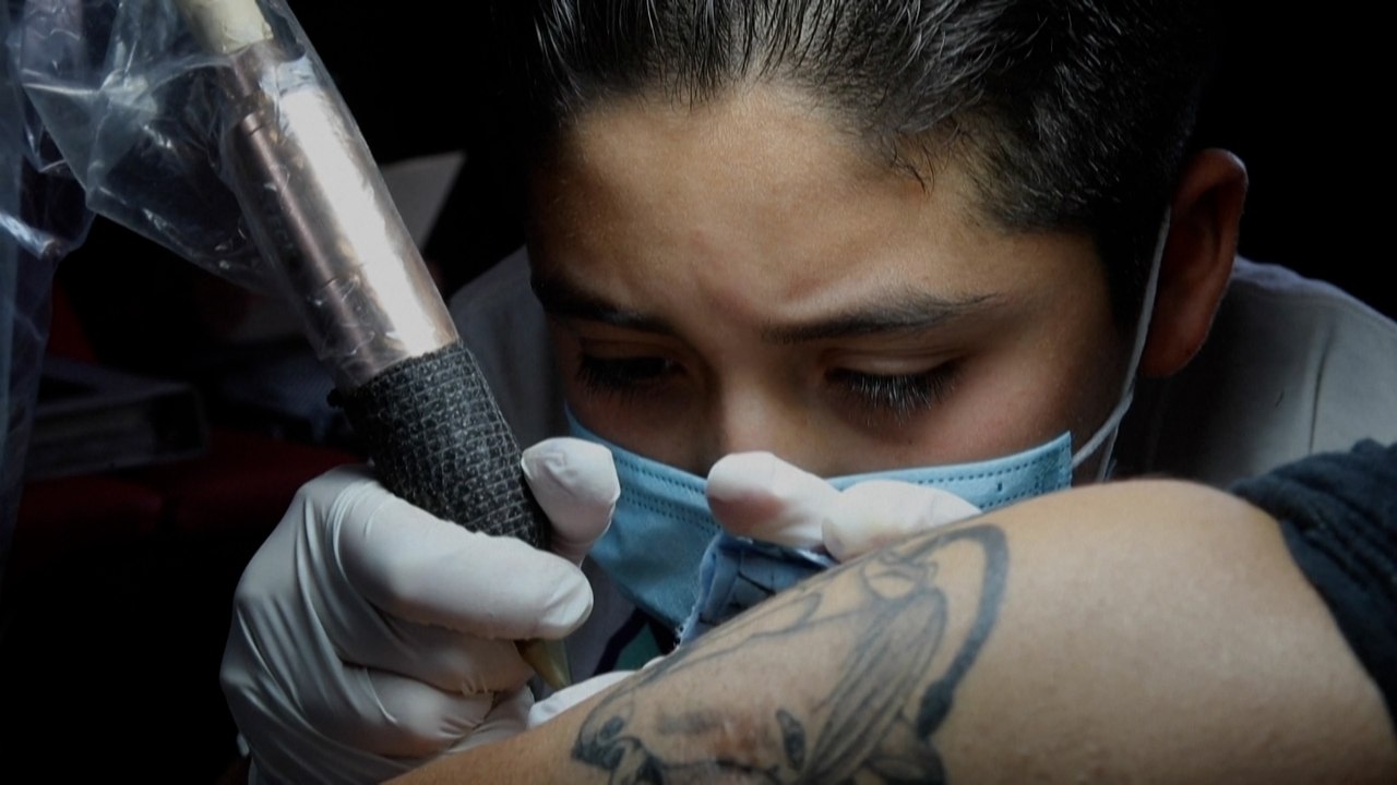 Brandon, 11 ans et tatoueur de gros bras dans l’atelier de son père au Mexique