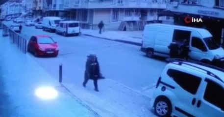 Çatıdan yola düşen parçadan saniyelerle kurtuldu