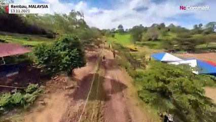 Manier l'arc et les flèches sur un cheval lancé au galop