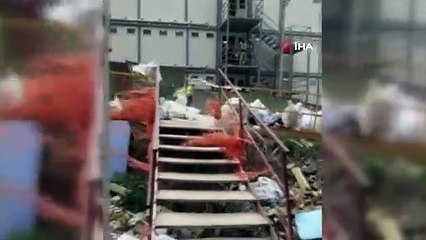 İşçilerin lodostan korunmak için girdikleri binanın çatısı böyle uçtu