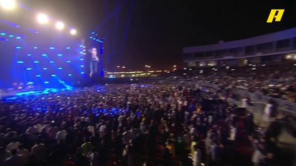 الجمهور يغني مع عمر كمال في بداية نارية للحفل