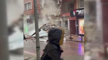Son dakika haberleri... Kentsel dönüşüm aşamasındaki binanın bir kısmı fırtınada yıkıldı