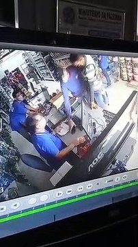 Bandidos assaltam madeireira na zona sul de Cajazeiras e câmeras registram ação dos marginais