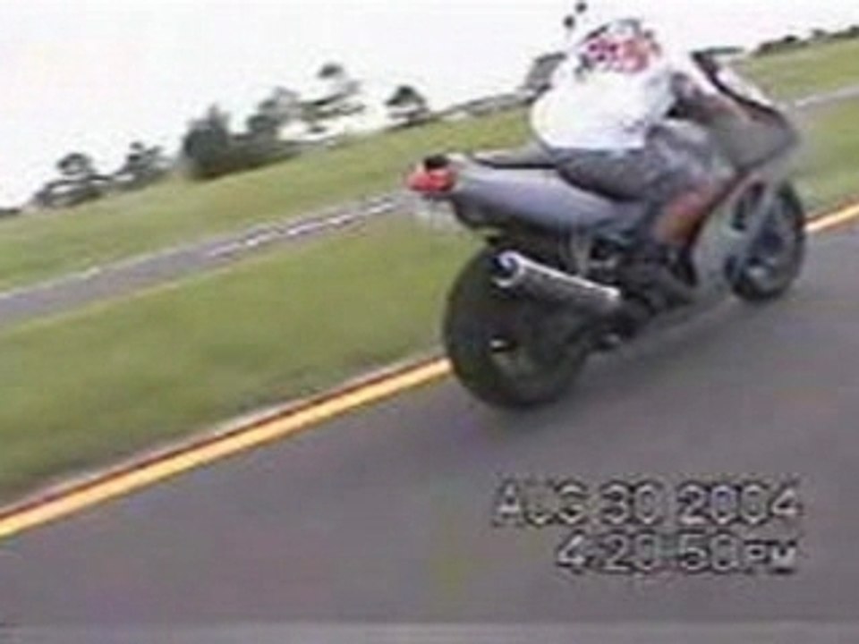 EN MOTO FAUT SE TENIR