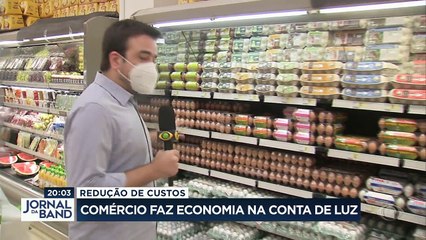 A gente em casa tenta economizar luz, e o comércio faz o mesmo - afinal, está difícil repassar esse custo para os preços.