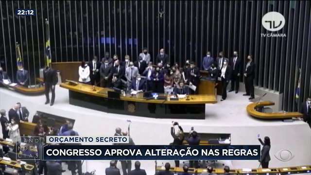 O Congresso aprovou o projeto que muda regras do chamado orçamento secreto. Opositores criticam o texto e dizem que ele contraria a determinação do STF de dar transparência à distribuição das verbas.
