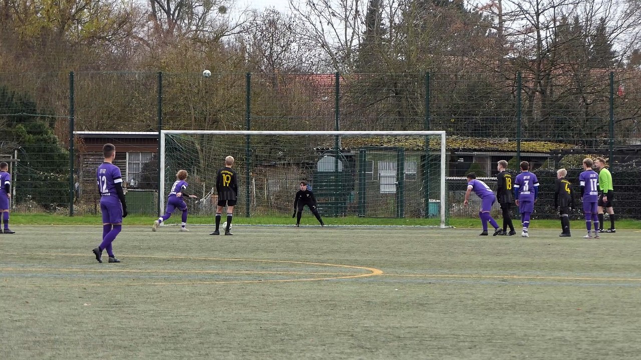 Joa Karl Harms (Hainberg) verschießt Elfmeter im Derby gegen Göttingen 05