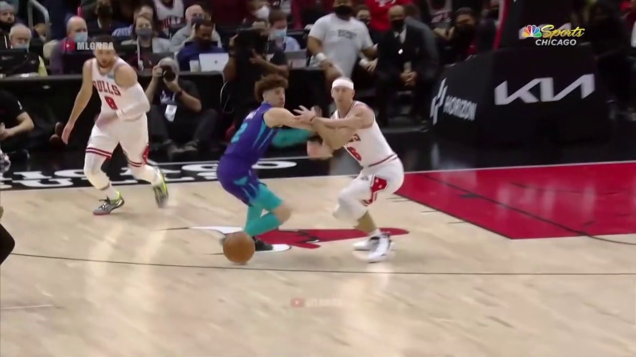 LaMelo Ball just grabbed Caruso’s face after Alex stripped him 