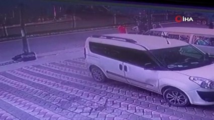 Fırtınada gençlerin zor anları kamerada!