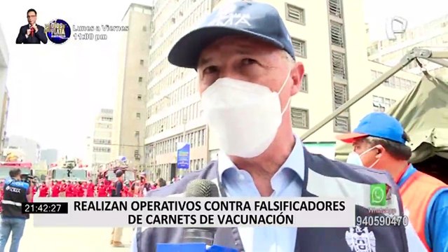 Falsificadores ofrecen carnets de vacunación Covid-19 en el centro de Lima