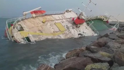 Maltepe'de karaya oturan Ro-Ro gemisi fırtınanın etkisiyle batmaya başladı (2)